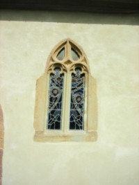 Une magnifique fenêtre et une porte, de style gothique flamboyant, nous ramenant à la fin du Moyen Âge, sont les deux joyaux architecturaux de la chapelle.