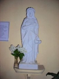 Une petite statue en plâtre de sainte Vérène est située à l'intérieur de la chapelle.