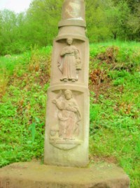 Sainte Vérène et saint Marc sont représentés sur le fût en deux galeries.