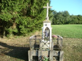 Une croix de chemin est érigée sur le ban du village. Elle présente, dans une niche aménagée dans le fût, une statue de saint Joseph portant l'Enfant-Jésus.
