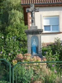 Une croix de chemin est érigée dans le hameau de Guisberg. Elle présente, dans une niche aménagée dans le fût, une statue du Cœur immaculé de la Sainte Vierge.
