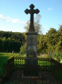 Une croix de chemin est érigée dans le hameau de Guisberg. Le fût présente un bas-relief figurant une Pietà, surmontée de la colombe du Saint-Esprit.