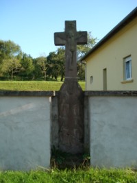Une croix de chemin est érigée dans le hameau de Guisberg.