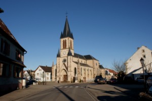 L'église Saint-Pierre d'Enchenberg se situe au centre du village : construite en 1861, elle est agrandie entre 1908 et 1911, dans un très beau style néogothique.