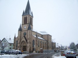La façade de l'église néogothique Saint-Pierre.