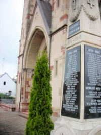 L'entrée de l'église paroissiale Saint-Pierre et le monument aux morts communal.