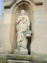Une statue de sainte Vérène est située contre le mur de l'église donnant sur la rue principale du village.