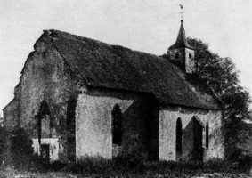 Les vestiges de la chapelle d'Olferding au début du XXe siècle, sur une photographie de l'abbé Pefferkorn, conservée aux archives départementales de la Moselle.