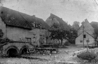 L'ancien pont à deux arches avant la guerre.