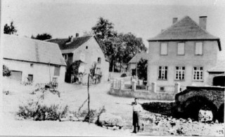 Le bâtiment de l'école maternelle et le pont avant la seconde guerre mondiale.