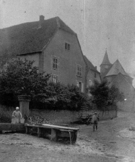 La fontaine et l'église Saint-Didier.