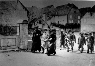 Des officiers français et monsieur le curé Rodholz.