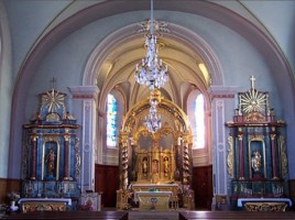 Le chœur de l'église Saint-Didier et ses trois beaux autels.