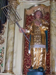 Placées en pendant dans les niches qui encadrent le tabernacle tournant du maître-autel de l'église de Gros-Réderching, les statues de saint Laurent - ici représenté - et de saint Didier, patron de la paroisse, datent de la même époque que l'autel mais semblent être l'œuvre d'un autre sculpteur que la statue de sainte Agathe du retable de l'autel latéral droit, commandée au sculpteur Dominique Labroise en 1776.