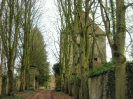 Le château du XVe siècle depuis l'entrée de la propriété.