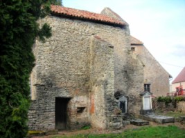 Un petit cimetière entoure la chapelle.