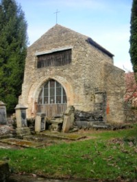 Un petit cimetière entoure la chapelle.