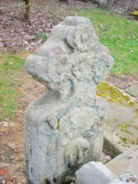 Un petit cimetière entoure la chapelle.