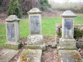 Un petit cimetière entoure la chapelle.