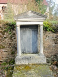 Un petit cimetière entoure la chapelle.