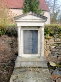 Un petit cimetière entoure la chapelle.