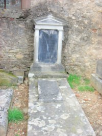 Un petit cimetière entoure la chapelle.