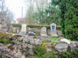 Un petit cimetière entoure la chapelle.