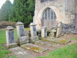 Un petit cimetière entoure la chapelle.