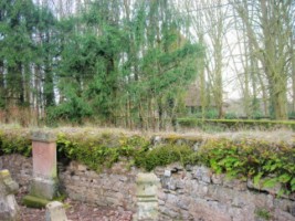 Un petit cimetière entoure la chapelle.