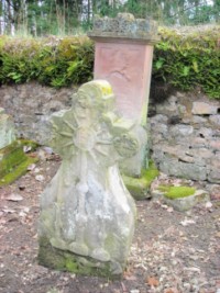 Plusieurs tombes anciennes, datant très vraisemblablement du XVIIIe siècle, entourent encore la chapelle Sainte-Barbe du hameau de Weidesheim, dépendant de la commune et de la paroisse de Kalhausen.