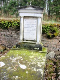 Un petit cimetière entoure la chapelle.