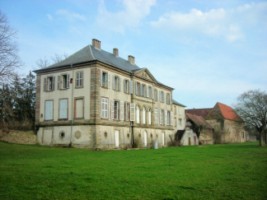 Le nouveau château, de style néoclassique, est reconstruit à la veille de la Révolution française.