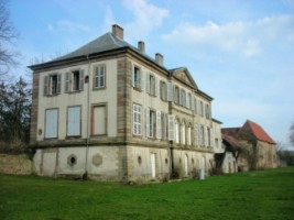 Le nouveau château, de style néoclassique, est reconstruit à la veille de la Révolution française.