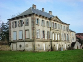 Le nouveau château, de style néoclassique, est reconstruit à la veille de la Révolution française.