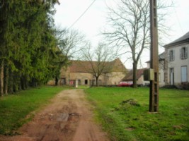 Des b&acirc;timents agricoles tr&egrave;s remani&eacute;s, dot&eacute;s de canoni&egrave;res doubles du XVIe si&egrave;cle, ferment la cour du XVIe si&egrave;cle.