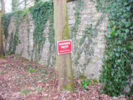 L'entr&eacute;e de la propri&eacute;t&eacute;.