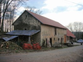 Quelques fermes entourent la chapelle et les ch&acirc;teaux de Weidesheim.