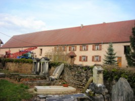 Quelques fermes entourent la chapelle et les ch&acirc;teaux de Weidesheim.