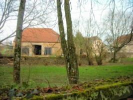 Quelques fermes entourent la chapelle et les ch&acirc;teaux de Weidesheim.