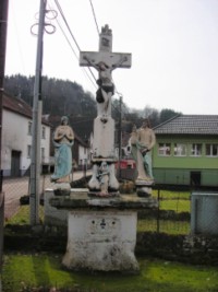 Un calvaire monumental se situe au centre du village de Lambach. De part et d'autre du croisillon sont représentés la Sainte Vierge et saint Jean, ces deux personnages étant sculptés en ronde-bosse.