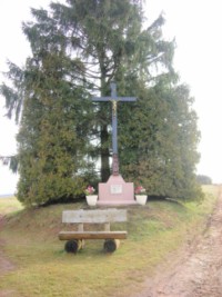 La Lauers Kritz est élevée sur les hauteurs du Bitscherberg, au croisement de chemins de champs.