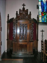 Le confessionnal se situe au fond de l'édifice, contre le mur gauche de la nef.