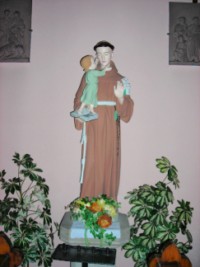 Saint Antoine de Padoue, ici dans l'église de Lambach, est le plus populaire des saints franciscains après le Poverello d'Assise. Sa présence dans presque la totalité des églises du Bitscherland s'explique sans doute par la présence du couvent des Capucins à Bitche jusqu'en 1722 et de celui de Sarreguemines à partir de 1721