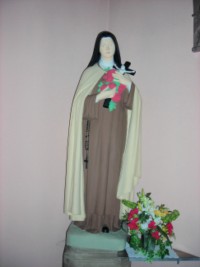 Une statue de sainte Thérèse de l'Enfant-Jésus et de la Sainte-Face est située au fond de l'église de Lambach.