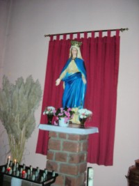 Une statue de la Très Sainte Vierge Marie, à qui est dédiée l'église sous le vocable de l'Immaculée Conception, est située à l'emplacement de l'ancien autel latéral gauche.