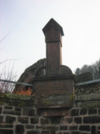 Le monument devant l'église.