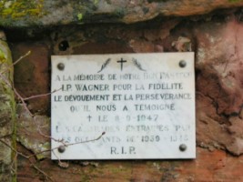 La plaque de la grotte.