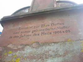 La plaque du monument situé devant l'église.