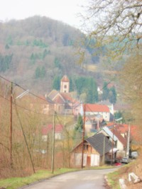 Le chevet de l'église depuis la rue de la montagne.