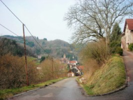 Le village de Lambach et le chevet de l'glise de l'Immacule Conception de la Trs Sainte Vierge depuis la descente du Bitscherberg.